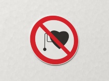 Знак Запрещается работа людей со стимуляторами сердечной деятельности (арт. ЕК16)