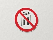 Знак Запрещается пользоваться лифтом для подъема людей (арт. ЕК18)