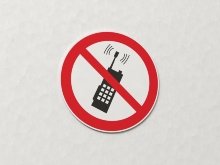 Знак Запрещается пользоваться мобильными телефонами (арт. ЕК22)