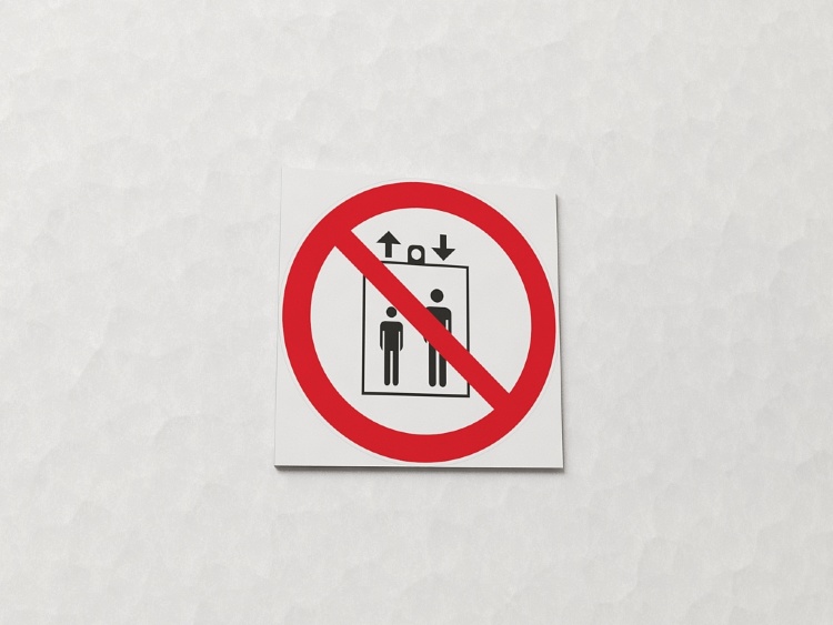 Знак Запрещается пользоваться лифтом для подъема людей (арт. ЕС18)