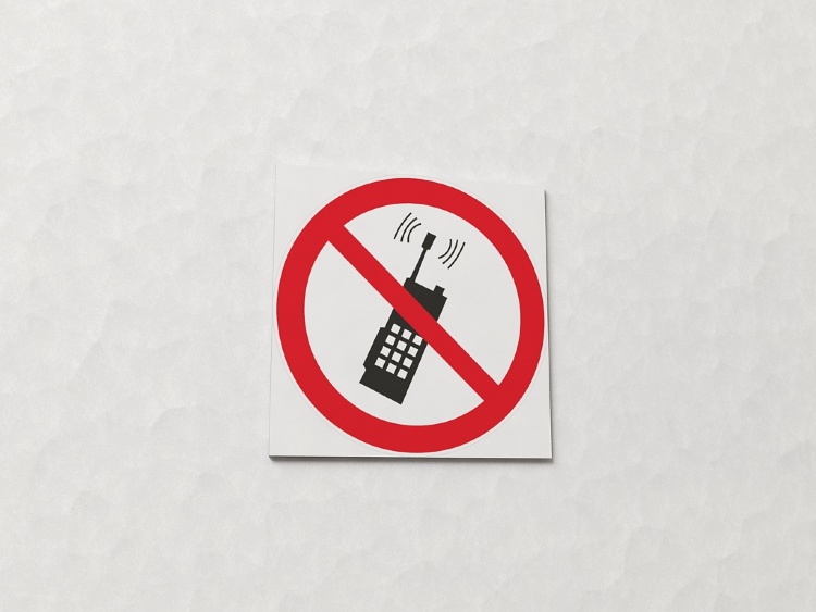 Знак Запрещается пользоваться мобильными телефонами (арт. ЕС22)